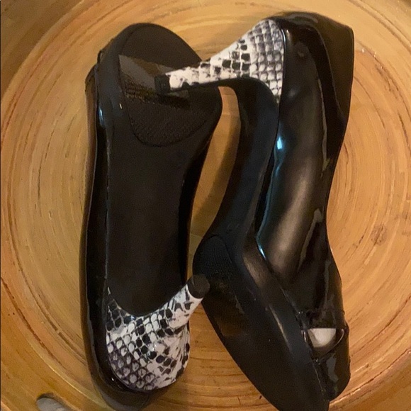 ‼️New Never Worn B&W Pumps - Picture 7 of 8